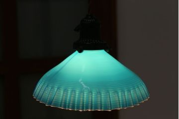 古民具・骨董　被せガラス　青色白千段巻笠の天井照明(電笠・電傘)