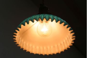 古民具・骨董　被せガラス　青色白千段巻笠の天井照明(電笠・電傘)