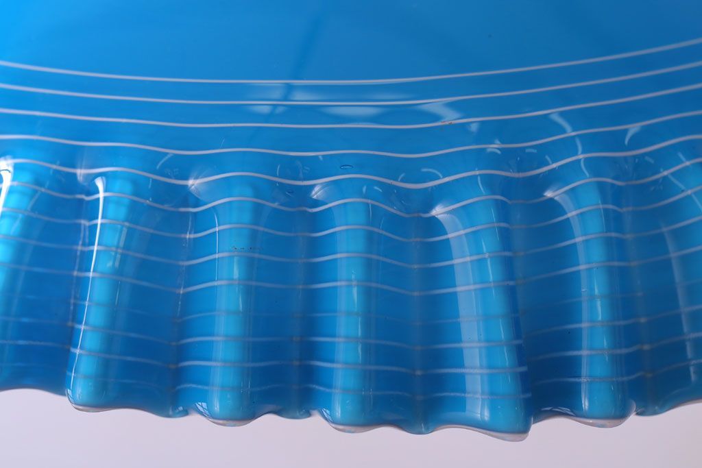 古民具・骨董　被せガラス　青色白千段巻笠の天井照明(電笠・電傘)