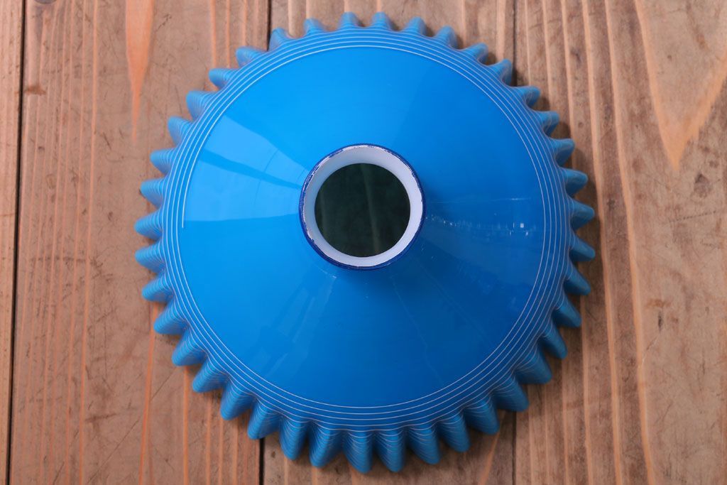 古民具・骨董　被せガラス　青色白千段巻笠の天井照明(電笠・電傘)