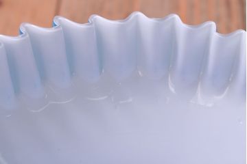 古民具・骨董　被せガラス　青色白千段巻笠の天井照明(電笠・電傘)