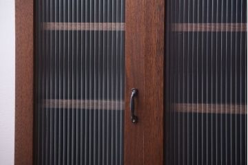 アンティーク家具　和製アンティーク　古材製!モールガラス扉付きマス目棚(収納棚)(2)