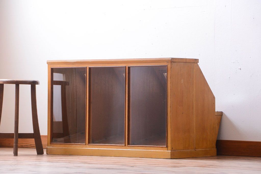 レトロ家具　昭和レトロ　古い駄菓子屋の木製ショーケース