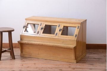 レトロ家具　昭和レトロ　古い駄菓子屋の木製ショーケース