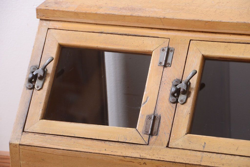 レトロ家具　昭和レトロ　古い駄菓子屋の木製ショーケース