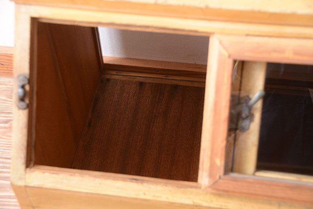 レトロ家具　昭和レトロ　古い駄菓子屋の木製ショーケース