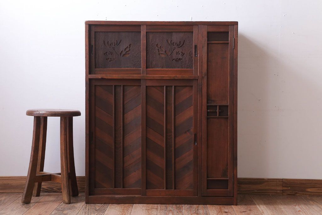 アンティーク家具　和製アンティーク　古い木製の小ぶりな収納棚(下駄箱)(2)