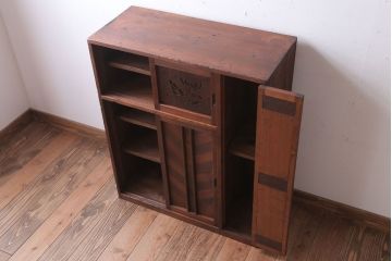 アンティーク家具　和製アンティーク　古い木製の小ぶりな収納棚(下駄箱)(2)