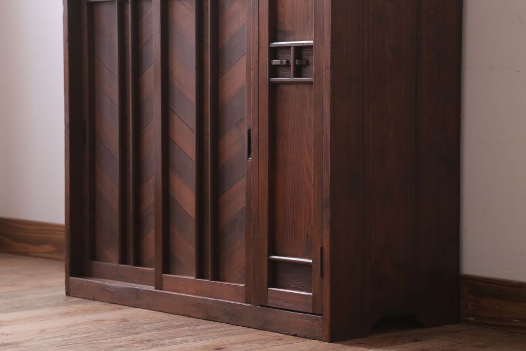 アンティーク家具　和製アンティーク　古い木製の小ぶりな収納棚(下駄箱)(2)