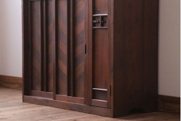 アンティーク家具　和製アンティーク　古い木製の小ぶりな収納棚(下駄箱)(2)