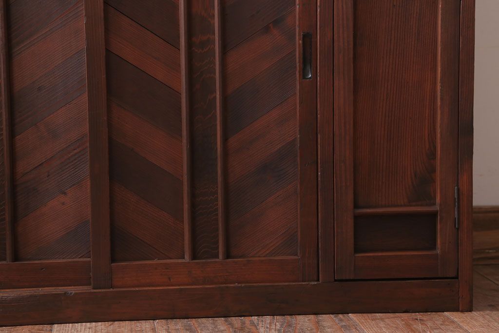 アンティーク家具　和製アンティーク　古い木製の小ぶりな収納棚(下駄箱)(2)