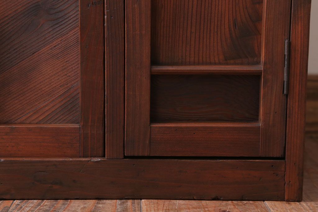 アンティーク家具　和製アンティーク　古い木製の小ぶりな収納棚(下駄箱)(2)