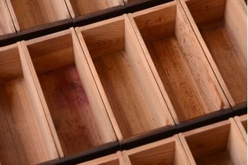 アンティーク家具　古民具・骨董　明治期　古い杉材の小ぶりな薬箪笥(時代箪笥)