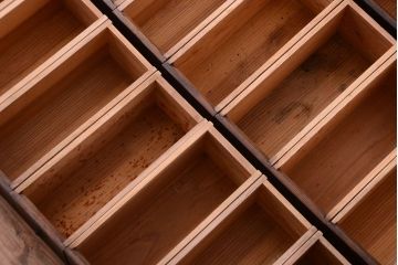 アンティーク家具　古民具・骨董　明治期　古い杉材の小ぶりな薬箪笥(時代箪笥)