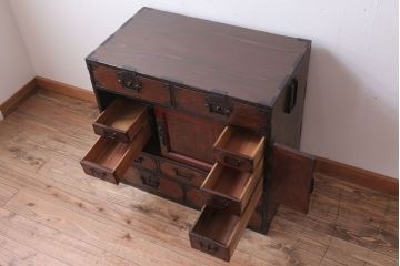 アンティーク家具　古民具・骨董　明治期　玉杢　前面欅材!厚手金具の角手仙台帳場箪笥(仙台箪笥)