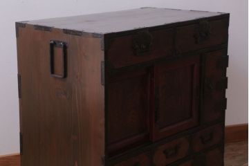 アンティーク家具　古民具・骨董　明治期　玉杢　前面欅材!厚手金具の角手仙台帳場箪笥(仙台箪笥)