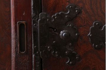 アンティーク家具　古民具・骨董　明治期　玉杢　前面欅材!厚手金具の角手仙台帳場箪笥(仙台箪笥)