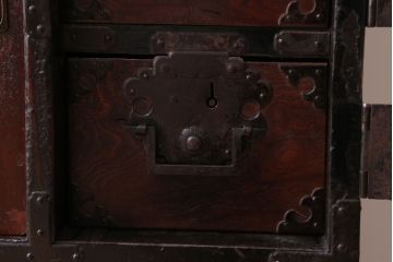 アンティーク家具　古民具・骨董　明治期　玉杢　前面欅材!厚手金具の角手仙台帳場箪笥(仙台箪笥)