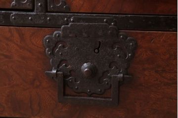 アンティーク家具　古民具・骨董　明治期　玉杢　前面欅材!厚手金具の角手仙台帳場箪笥(仙台箪笥)