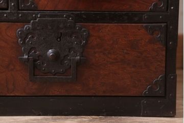 アンティーク家具　古民具・骨董　明治期　玉杢　前面欅材!厚手金具の角手仙台帳場箪笥(仙台箪笥)
