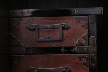 アンティーク家具　古民具・骨董　明治期　玉杢　前面欅材!厚手金具の角手仙台帳場箪笥(仙台箪笥)