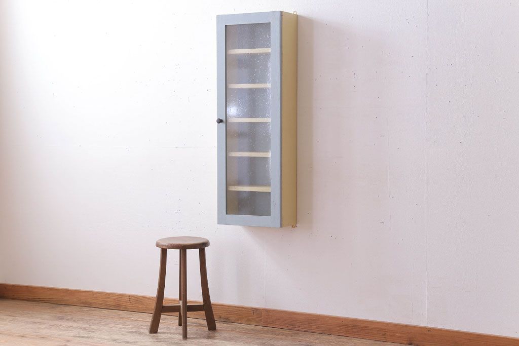 アンティーク家具　アンティークペイント　気泡ガラス扉!お洒落な縦型壁掛け戸棚(1)