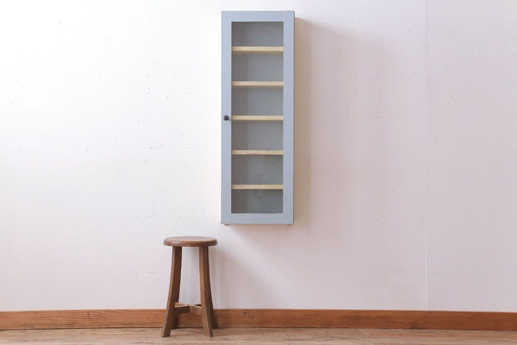 アンティーク家具　アンティークペイント　気泡ガラス扉!お洒落な縦型壁掛け戸棚(1)