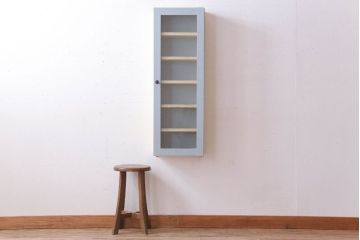 アンティーク家具　アンティークペイント　気泡ガラス扉!お洒落な縦型壁掛け戸棚(1)