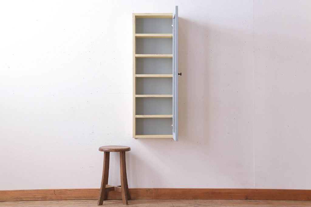 アンティーク家具　アンティークペイント　気泡ガラス扉!お洒落な縦型壁掛け戸棚(1)