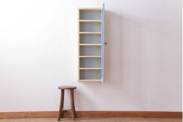 アンティーク家具　アンティークペイント　気泡ガラス扉!お洒落な縦型壁掛け戸棚(1)