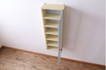 アンティーク家具　アンティークペイント　気泡ガラス扉!お洒落な縦型壁掛け戸棚(1)