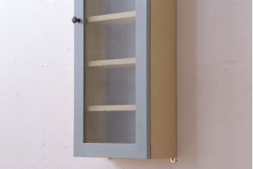 アンティーク家具　アンティークペイント　気泡ガラス扉!お洒落な縦型壁掛け戸棚(1)