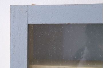 アンティーク家具　アンティークペイント　気泡ガラス扉!お洒落な縦型壁掛け戸棚(1)