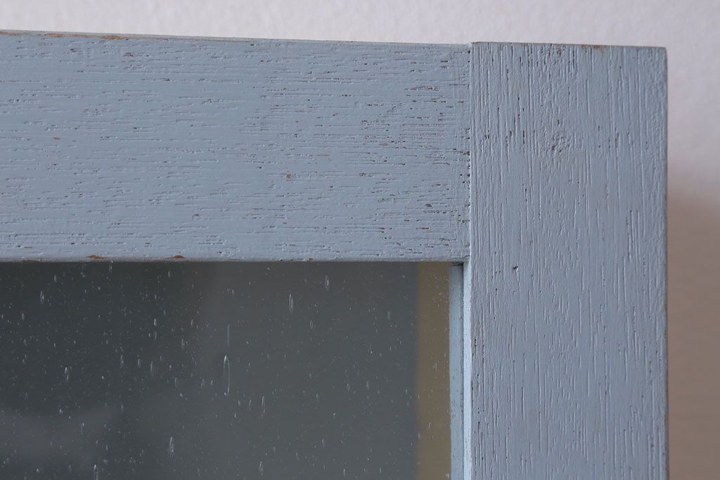 アンティーク家具　アンティークペイント　気泡ガラス扉!お洒落な縦型壁掛け戸棚(1)