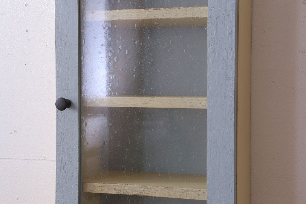 アンティーク家具　アンティークペイント　気泡ガラス扉!お洒落な縦型壁掛け戸棚(1)