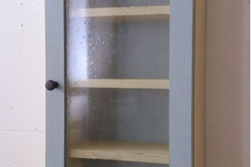 アンティーク家具　アンティークペイント　気泡ガラス扉!お洒落な縦型壁掛け戸棚(1)