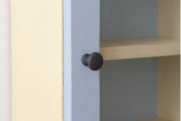 アンティーク家具　アンティークペイント　気泡ガラス扉!お洒落な縦型壁掛け戸棚(1)