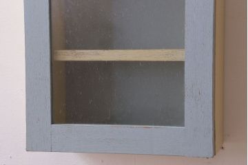 アンティーク家具　アンティークペイント　気泡ガラス扉!お洒落な縦型壁掛け戸棚(1)