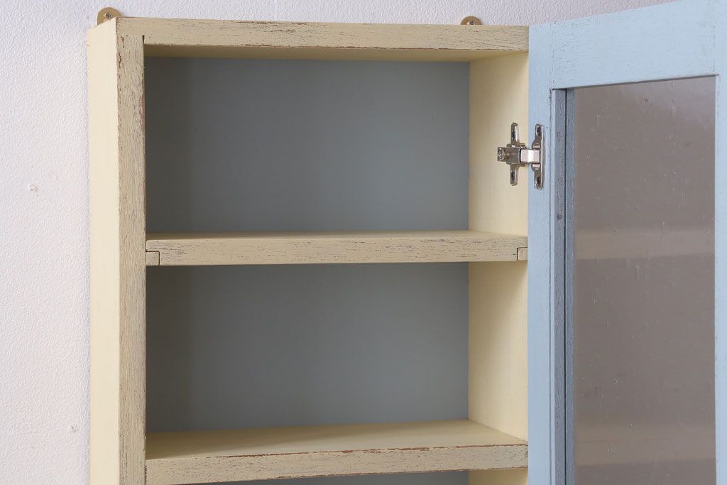 アンティーク家具　アンティークペイント　気泡ガラス扉!お洒落な縦型壁掛け戸棚(1)