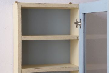 アンティーク家具　アンティークペイント　気泡ガラス扉!お洒落な縦型壁掛け戸棚(1)