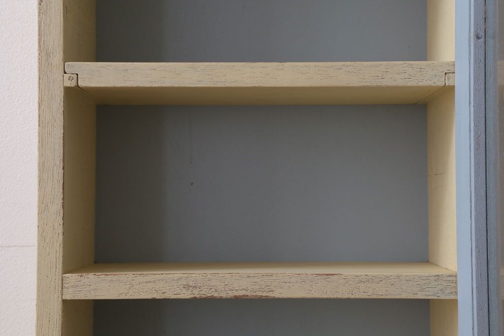 アンティーク家具　アンティークペイント　気泡ガラス扉!お洒落な縦型壁掛け戸棚(1)