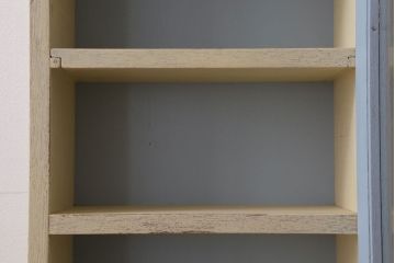 アンティーク家具　アンティークペイント　気泡ガラス扉!お洒落な縦型壁掛け戸棚(1)