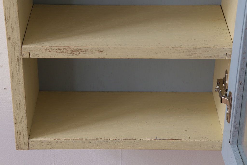 アンティーク家具　アンティークペイント　気泡ガラス扉!お洒落な縦型壁掛け戸棚(1)