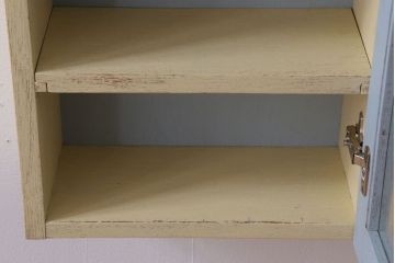 アンティーク家具　アンティークペイント　気泡ガラス扉!お洒落な縦型壁掛け戸棚(1)