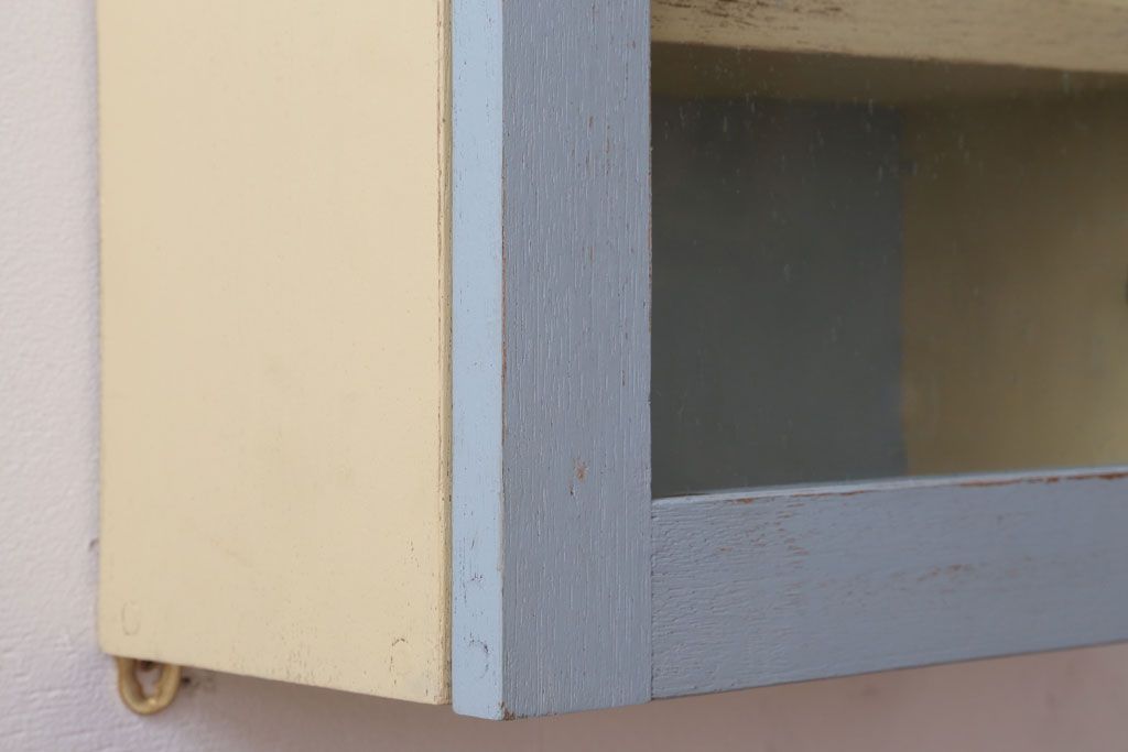 アンティーク家具　アンティークペイント　気泡ガラス扉!お洒落な縦型壁掛け戸棚(1)