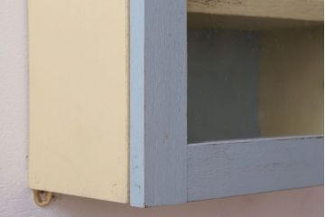 アンティーク家具　アンティークペイント　気泡ガラス扉!お洒落な縦型壁掛け戸棚(1)