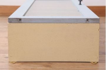 アンティーク家具　アンティークペイント　気泡ガラス扉!お洒落な縦型壁掛け戸棚(1)