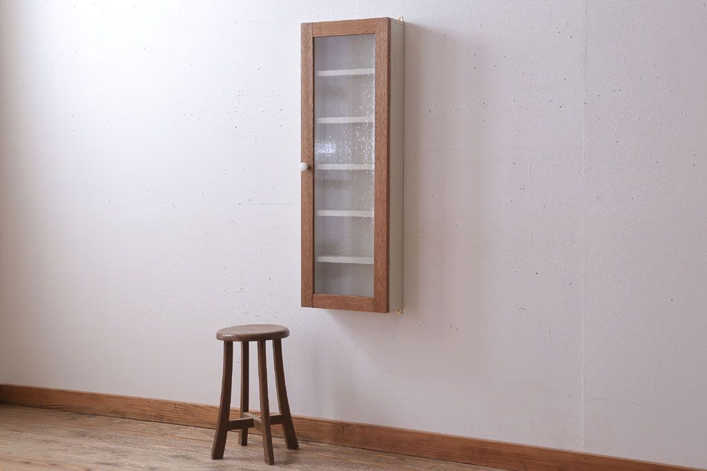 アンティーク家具　アンティークペイント　気泡ガラス扉!お洒落な縦型壁掛け戸棚(2)