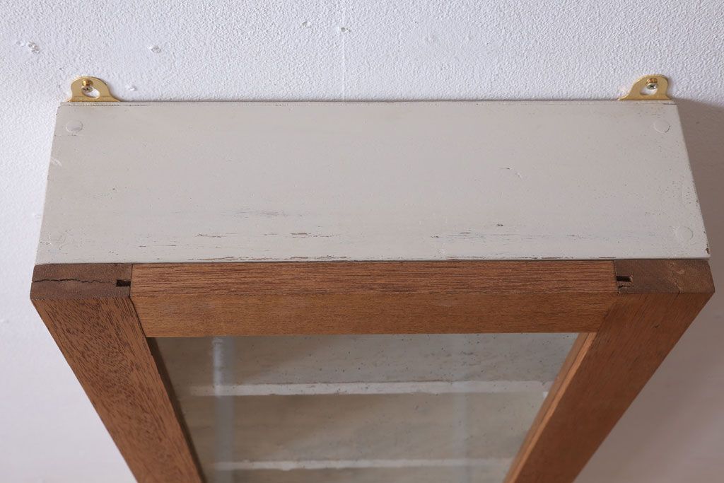 アンティーク家具　アンティークペイント　気泡ガラス扉!お洒落な縦型壁掛け戸棚(2)