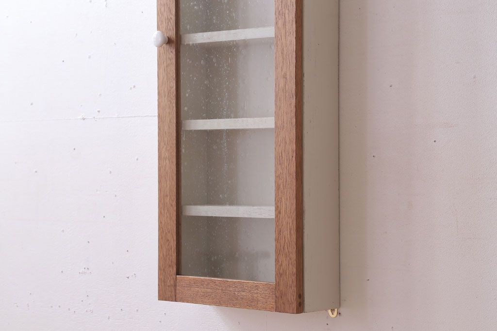 アンティーク家具　アンティークペイント　気泡ガラス扉!お洒落な縦型壁掛け戸棚(2)